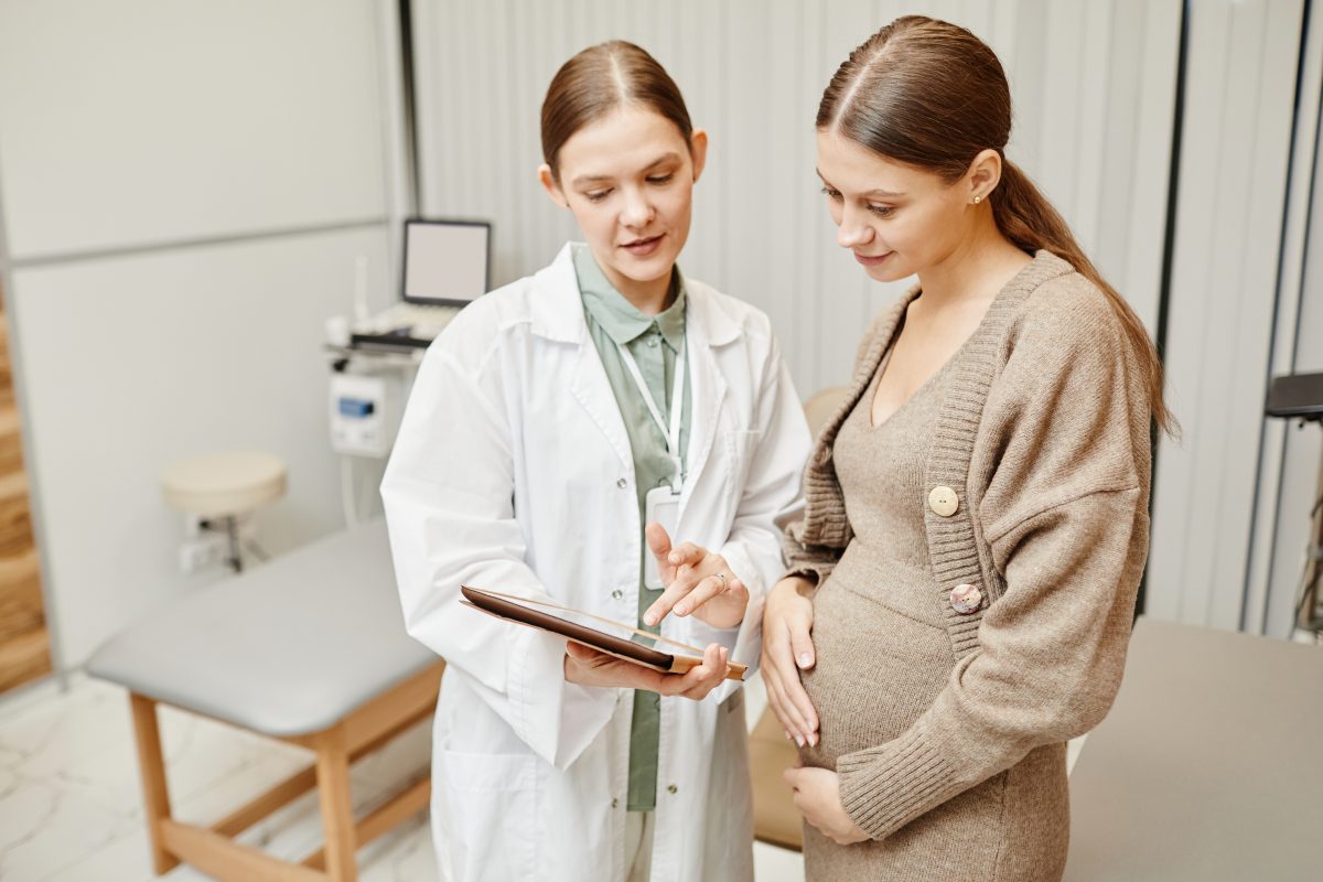doctor-talking-to-pregnant-woman-in-clinic-2022-03-31-10-10-34-utc-1200x800.jpg